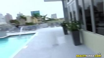 Шикарная мамаша порадовала качка телом