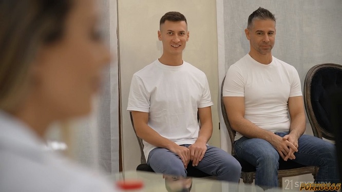 Красивая телка в банке спермы помогает донорам