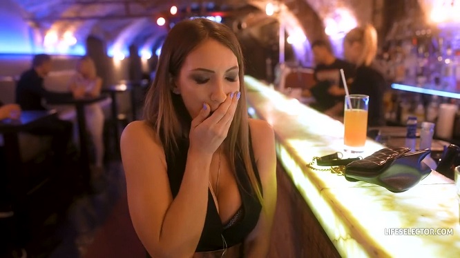 Высокая дама не смогла отказать хозяину бара