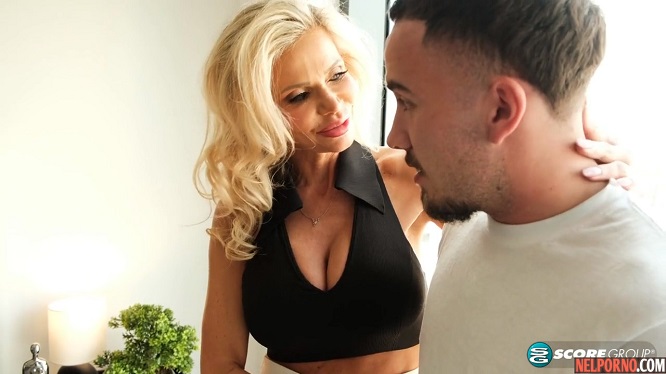 Спелая милфа завела себе ебливого любовника из спортзала